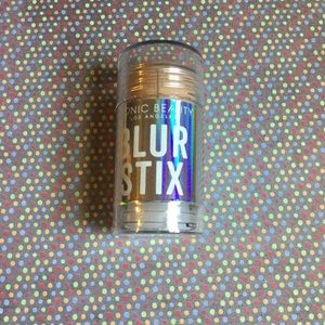 Iconic beauty Los Angeles blur stix